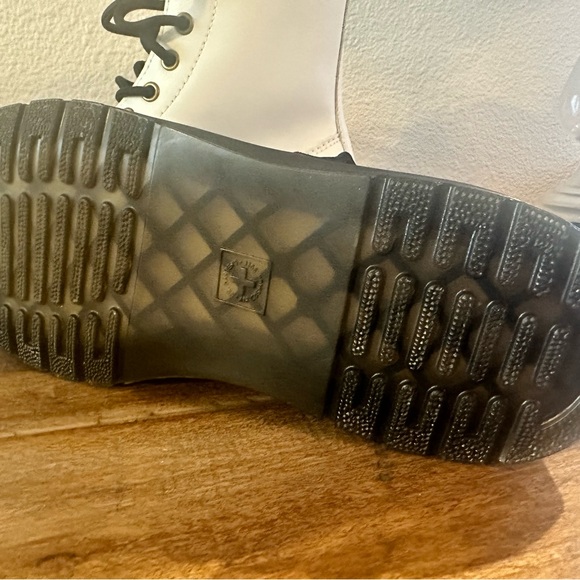 White Doc Martens. NEVER WORN. Size 6 or 38 - Picture 5 of 5